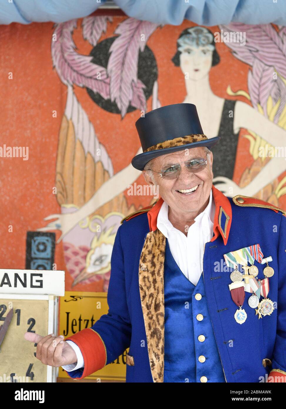 Manfred Schauer has been running the traditional Schichtl Variety Theatre since 1985, which has been in existence at the Oktoberfest for 150 years. [automated translation] Stock Photo