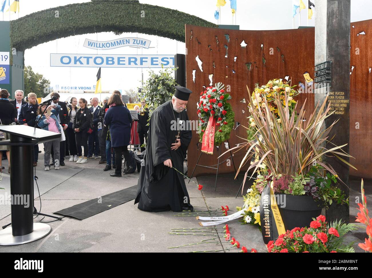 On the 39th anniversary of the bomb attack on the Munich Oktoberfest, Archpriest Apostolos Malamoussis commemorates the victims of the right-wing extremist attack in front of the memorial on the Theresienwiese. [automated translation] Stock Photo