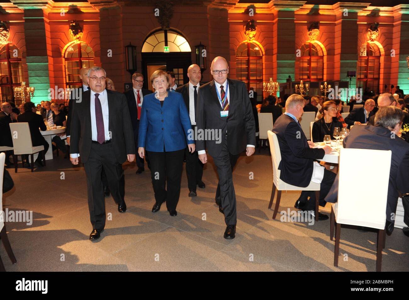 Federal Chancellor Angel Merkel flanked by SZ Editor-in-Chief Kurt Kister and Managing Director of Süddeutscher Verlag Stefan Hilscher (right) at the Night of the European Economy at the SZ Economic Summit in Berlin. [automated translation] Stock Photo