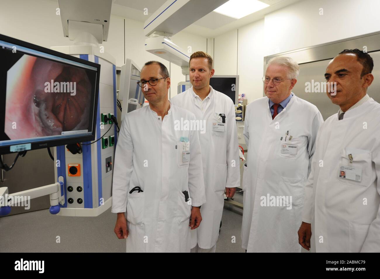 Gastroenterology at the Munich Clinic in Bogenhausen received an award from the German Cancer Society in the field of esophageal cancer. The picture shows the medical team of Dr. Martin Fuchs, Dr. Gabriel Glockzin and Prof. Wolfgang Schepp (from left to right, far right, unknown). [automated translation] Stock Photo