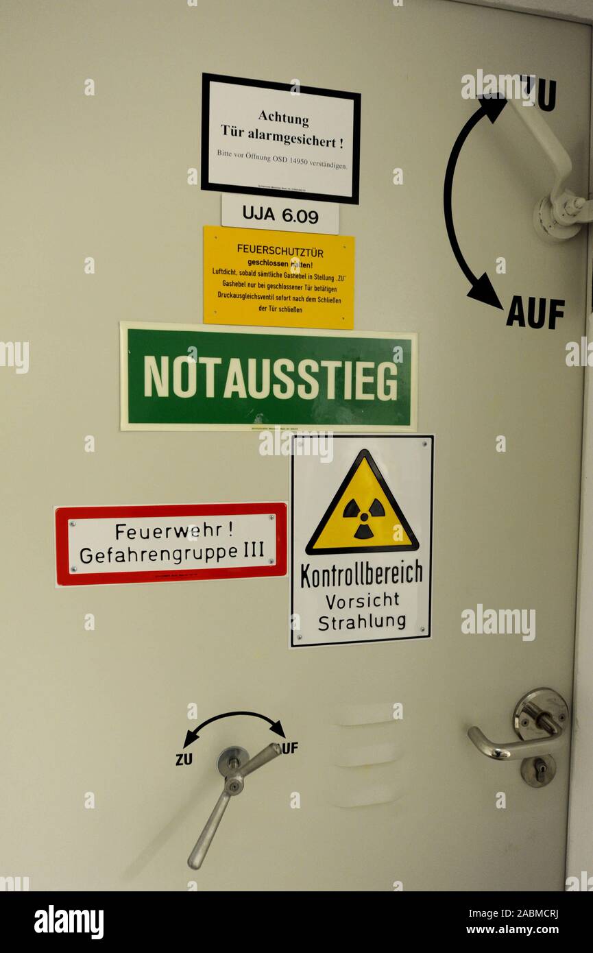 Open day at the Garching research facility: PhD students from the Technical University of Munich lead children through the research facility of the TU in Garching on the 'Door Opener Day', which ARD and the 'Sendung mit der Maus' organise throughout Germany. Here is one of the numerous security locks. [automated translation] Stock Photo