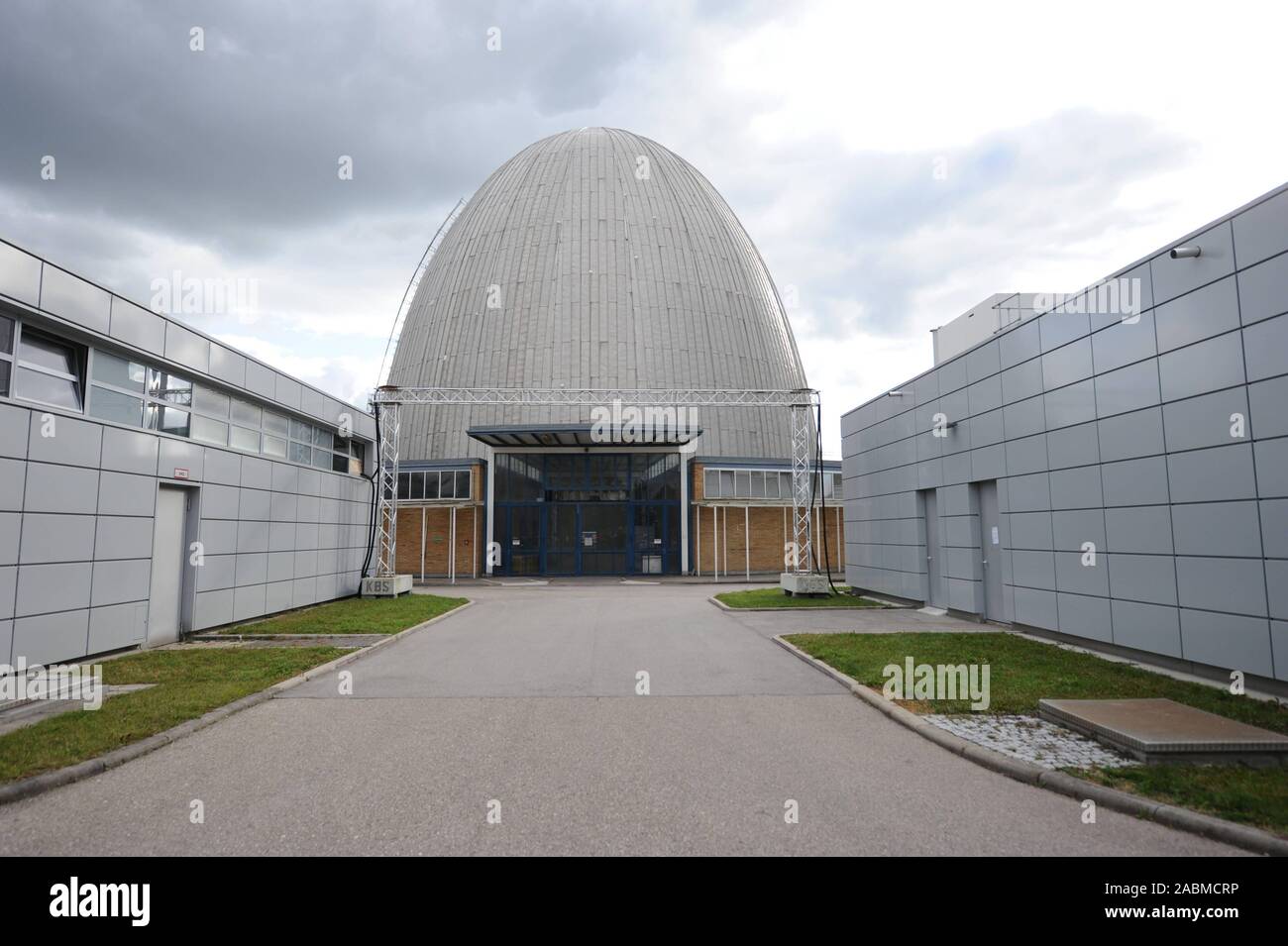 Open day at the Garching research facility: PhD students from the Technical University of Munich lead children through the research facility of the TU in Garching on the 'Door Opener Day', which ARD and the 'Sendung mit der Maus' organise throughout Germany. Here view of the old reactor. [automated translation] Stock Photo