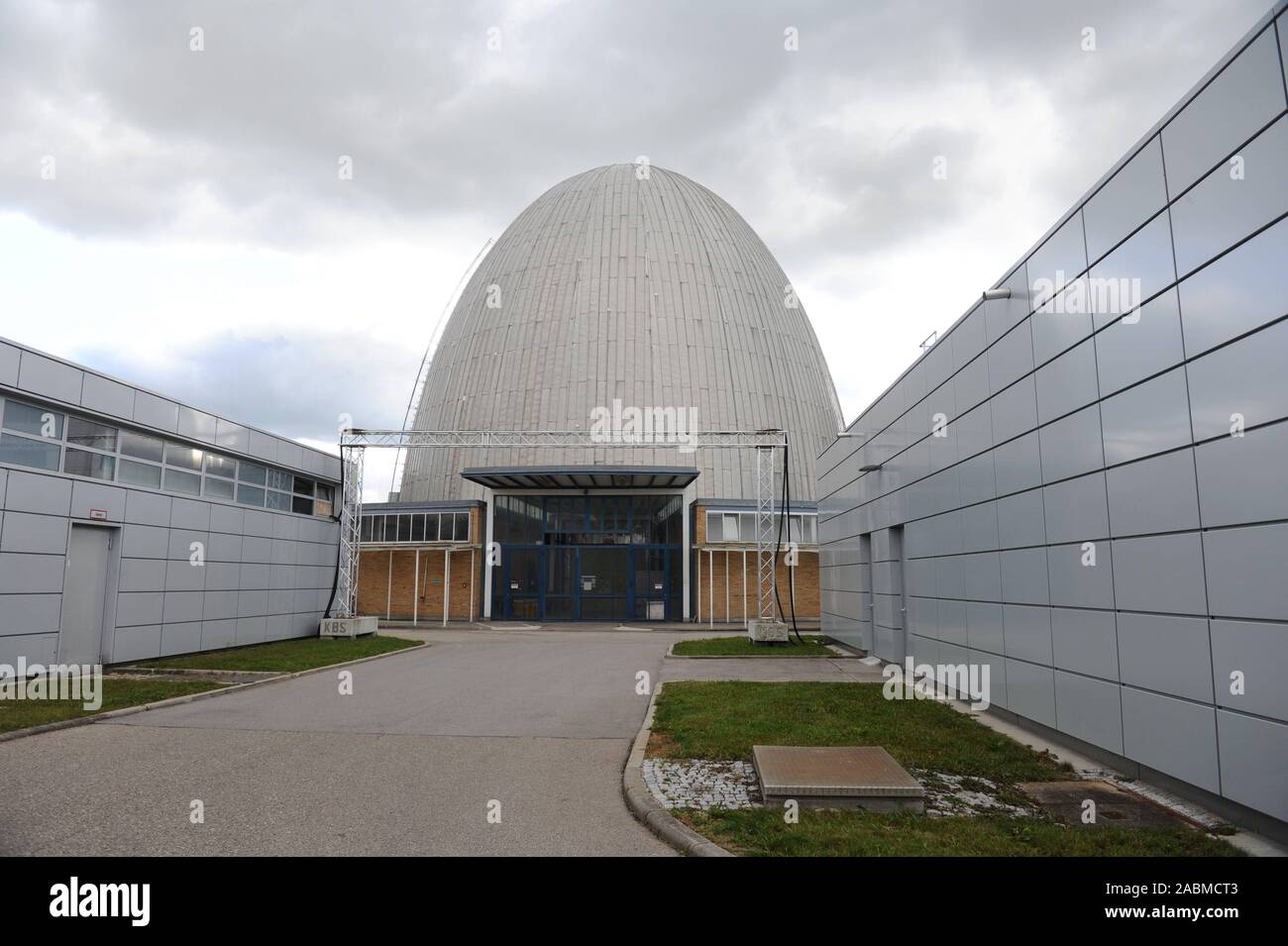 Open day at the Garching research facility: PhD students from the Technical University of Munich lead children through the research facility of the TU in Garching on the 'Door Opener Day', which ARD and the 'Sendung mit der Maus' organise throughout Germany. Here view of the old reactor. [automated translation] Stock Photo