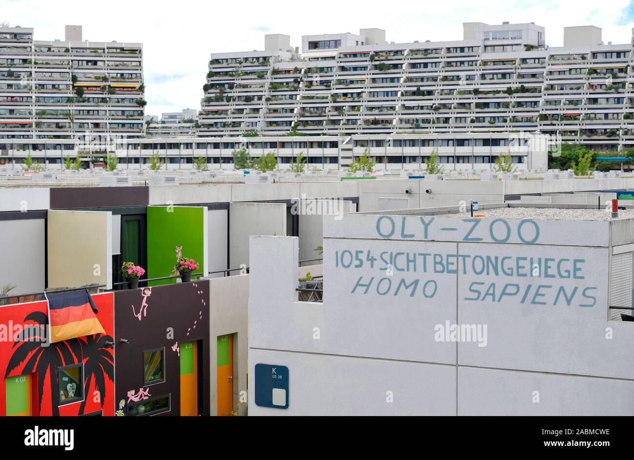 Writing 'Oly-Zoo, Homo Sapiens - Gehege' on a house wall in the student city in Munich's Olympic Park. [automated translation] Stock Photo