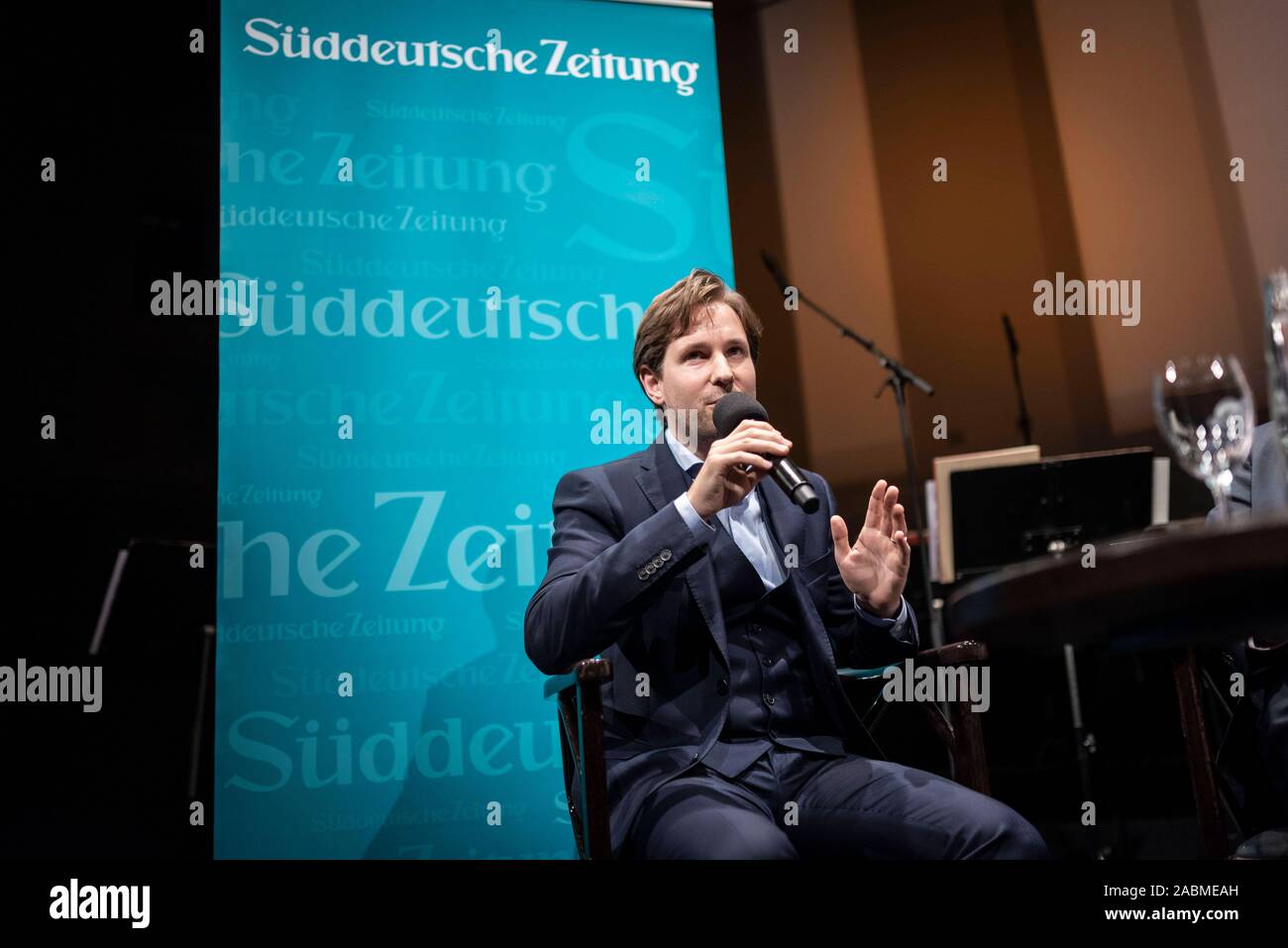 At the beginning of the series 'Wärme und Wallung' of the 'Süddeutsche Zeitung' and the Munich Chamber Orchestra, Clemens Schuldt, Stefan Kornelius and Theo Waigel discuss Germany 30 years after reunification at the Prinzregententheater in Munich: The conductor of the MKO Clemens Schuldt. [automated translation] Stock Photo