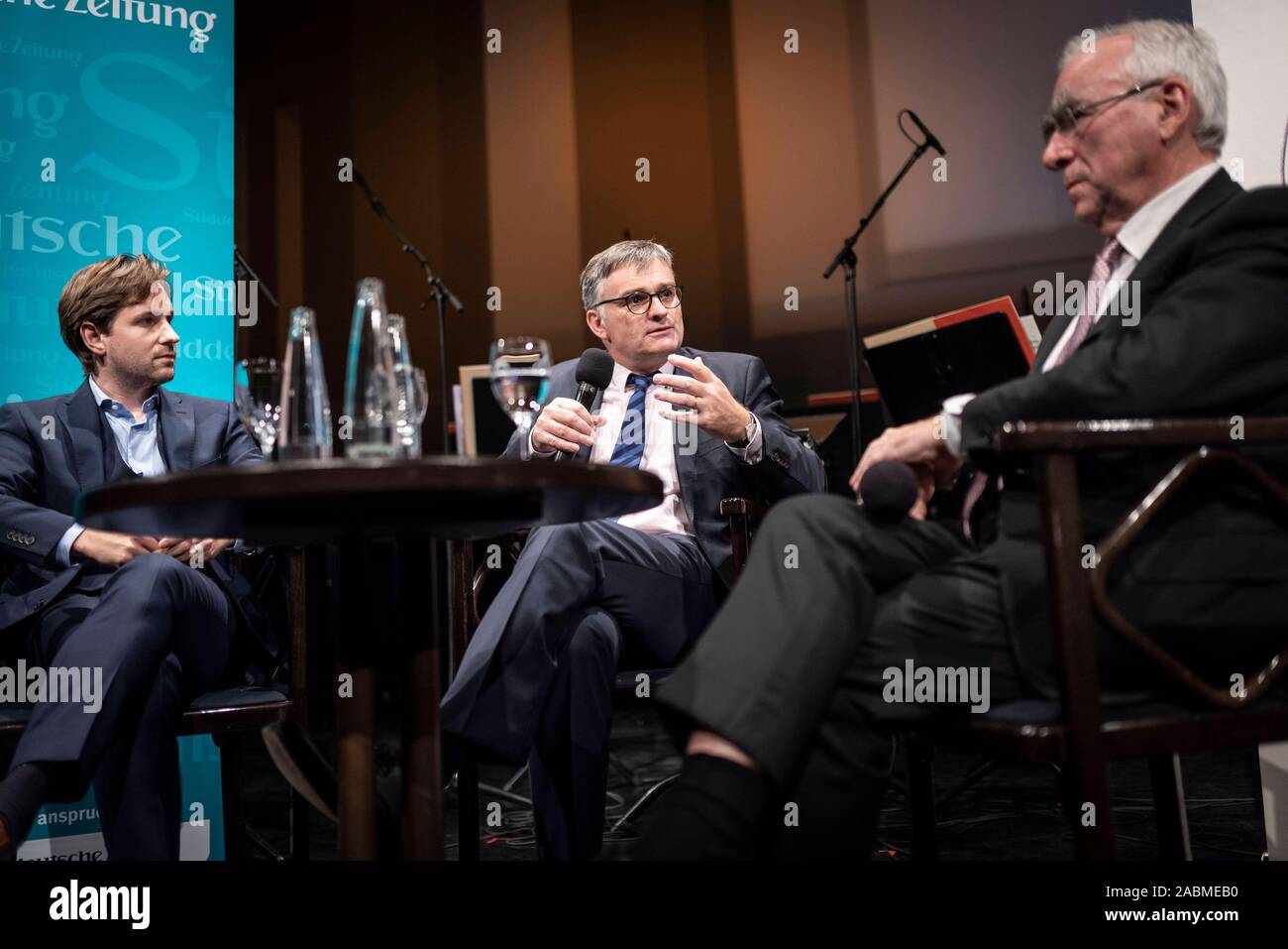 At the beginning of the series 'Wärme und Wallung' of the 'Süddeutsche Zeitung' and the Münchner Kammerorchester Clemens Schuldt, director of the MKO, SZ journalist Stefan Kornelius and Theo Waigel (CSU) discuss Germany 30 years after reunification in the Munich Prinzregententheater. [automated translation] Stock Photo