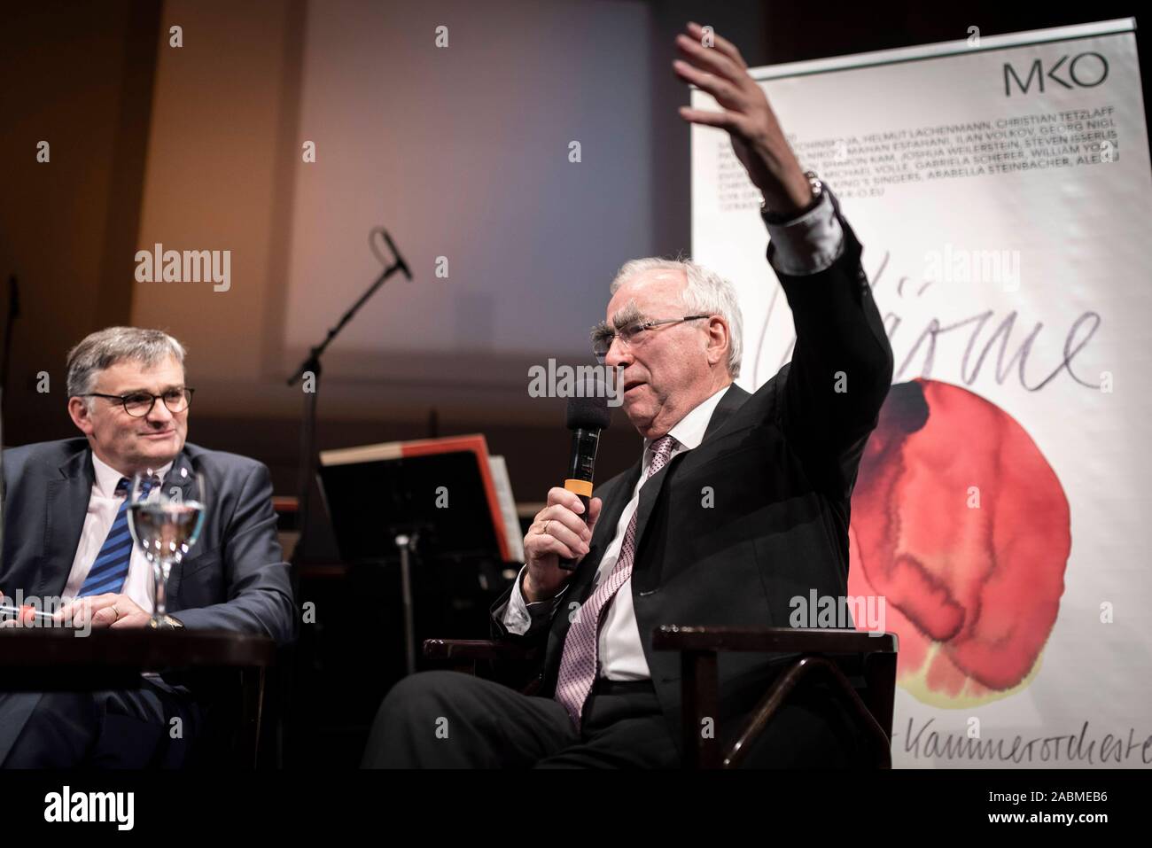 At the beginning of the series 'Wärme und Wallung' of the 'Süddeutsche Zeitung' and the Munich Chamber Orchestra, Clemens Schuldt, Stefan Kornelius and Theo Waigel discuss Germany 30 years after reunification in the Munich Prinzregententheater: SZ journalist Stefan Kornelius (left) and Theo Waigel of the CSU (right). [automated translation] Stock Photo