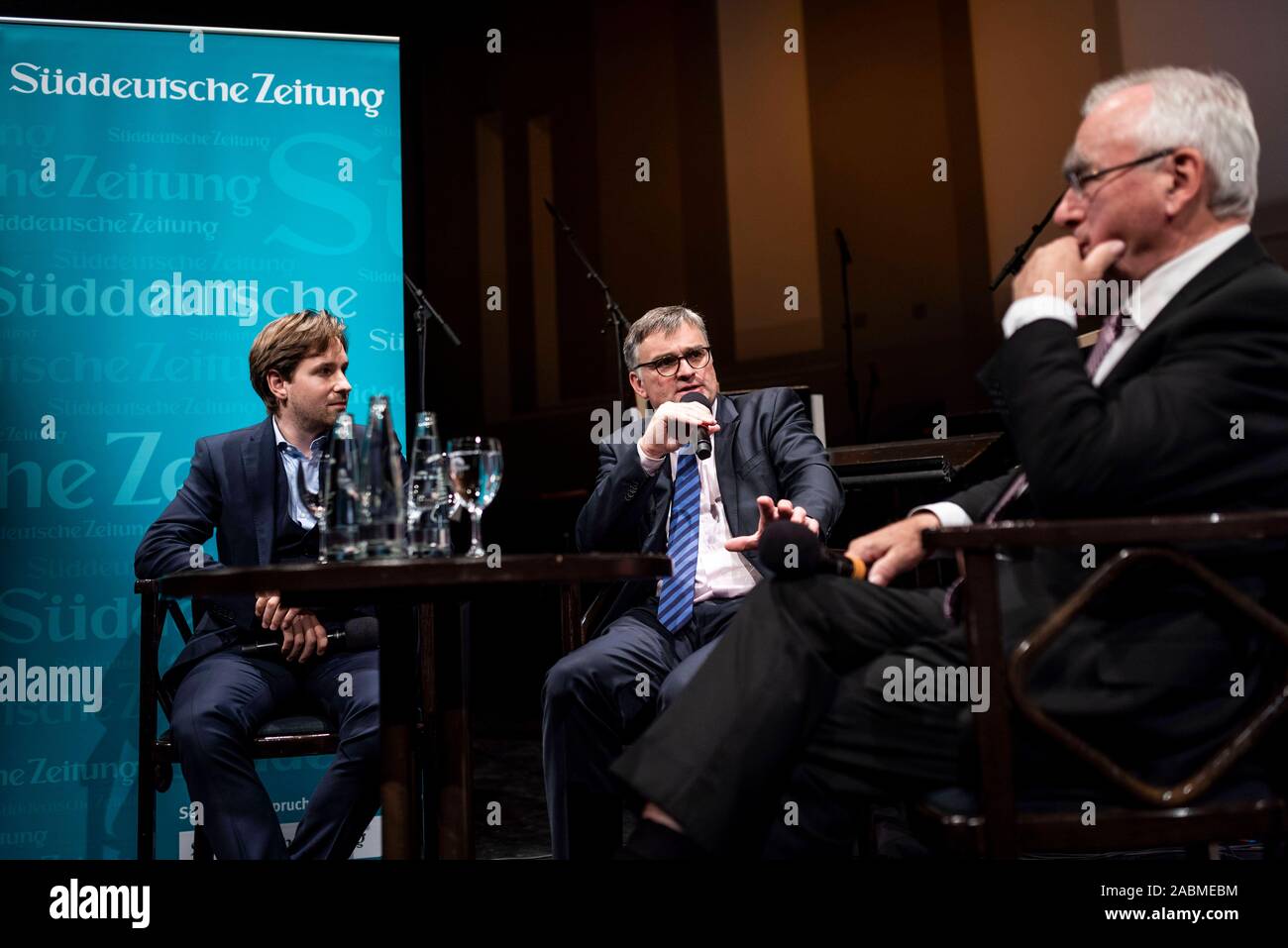 At the beginning of the series 'Wärme und Wallung' of the 'Süddeutsche Zeitung' and the Münchner Kammerorchester Clemens Schuldt, director of the MKO, SZ journalist Stefan Kornelius and Theo Waigel (CSU) discuss Germany 30 years after reunification in the Munich Prinzregententheater. [automated translation] Stock Photo