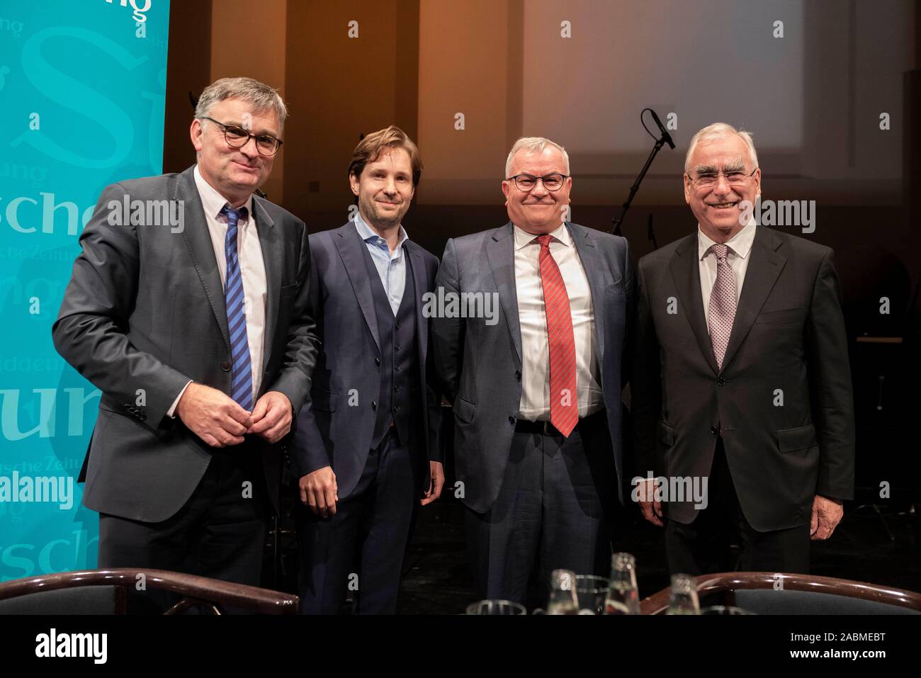 At the beginning of the series 'Wärme und Wallung' of the 'Süddeutsche Zeitung' and the Munich Chamber Orchestra, Clemens Schuldt, Stefan Kornelius and Theo Waigel discuss Germany 30 years after reunification in the Munich Prinzregententheater: Stefan Kornelius (left), Clemens Schuldt, Kurt Kister and Theo Waigel. [automated translation] Stock Photo