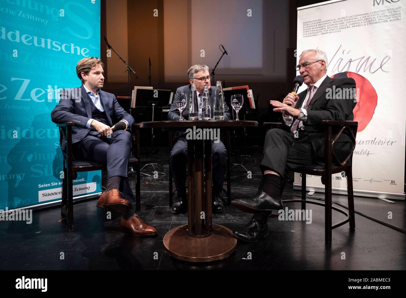 At the beginning of the series 'Wärme und Wallung' of the 'Süddeutsche Zeitung' and the Münchner Kammerorchester Clemens Schuldt, director of the MKO, SZ journalist Stefan Kornelius and Theo Waigel (CSU) discuss Germany 30 years after reunification in the Munich Prinzregententheater. [automated translation] Stock Photo