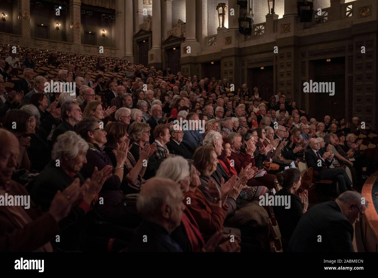 At the beginning of the series 'Wärme und Wallung' of the 'Süddeutsche Zeitung' and the Munich Chamber Orchestra, Theo Waigel and Clemens Schuldt discuss Germany 30 years after reunification: Audience at the Prinzregenten-Theater in Munich. [automated translation] Stock Photo