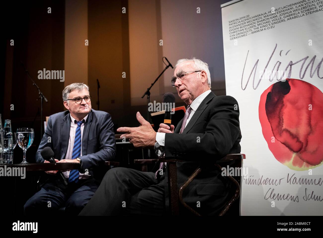 At the beginning of the series 'Wärme und Wallung' of the 'Süddeutsche Zeitung' and the Munich Chamber Orchestra, Clemens Schuldt, Stefan Kornelius and Theo Waigel discuss Germany 30 years after reunification in the Munich Prinzregententheater: SZ journalist Stefan Kornelius (left) and Theo Waigel of the CSU (right). [automated translation] Stock Photo