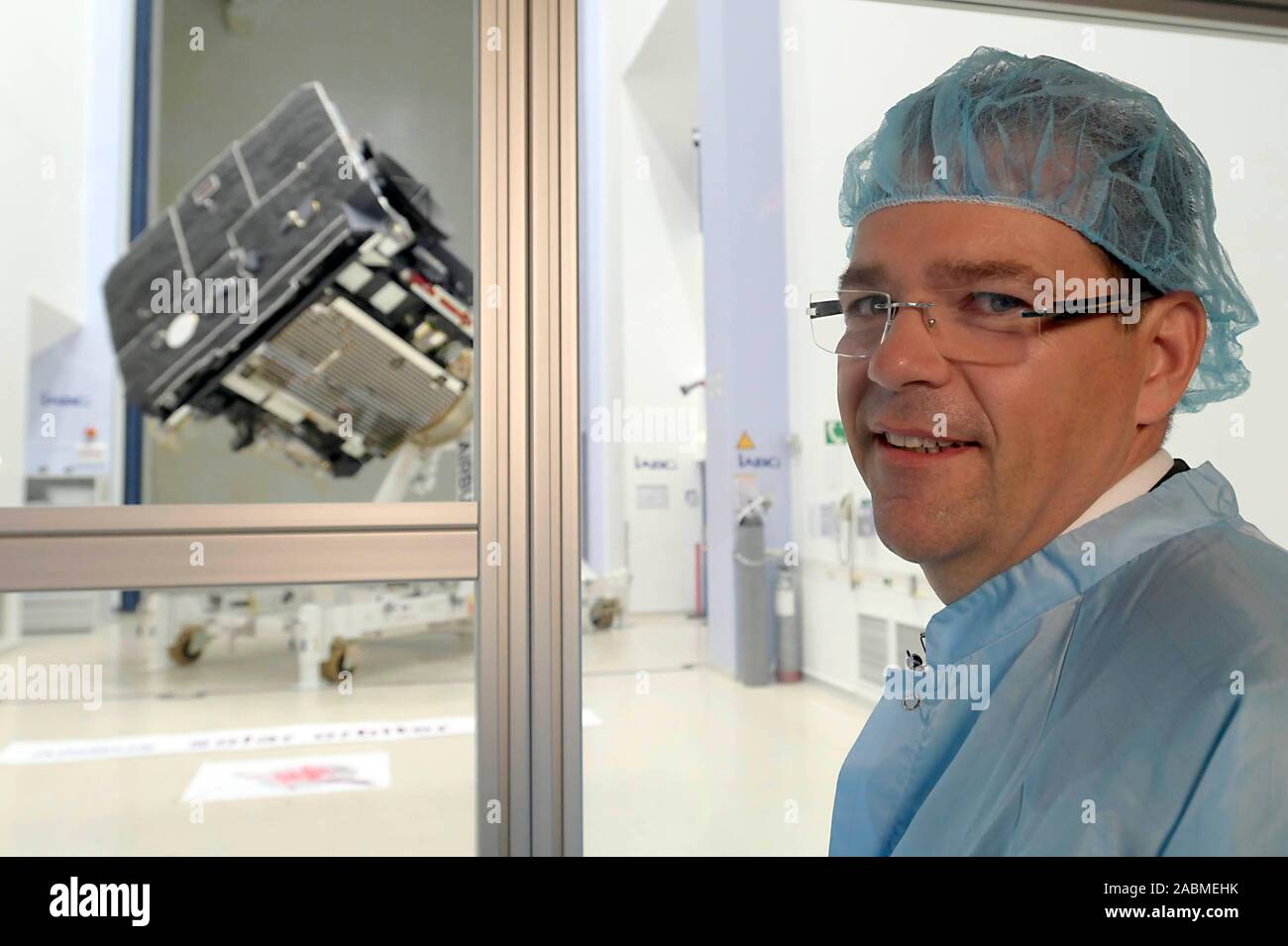 The 'Solar Orbiter' space probe is being tested under real conditions at IABG's test centre in Ottobrunn: The picture shows Christian Henjes, Head of Department Sales and Project Coordination Space Division. [automated translation] Stock Photo