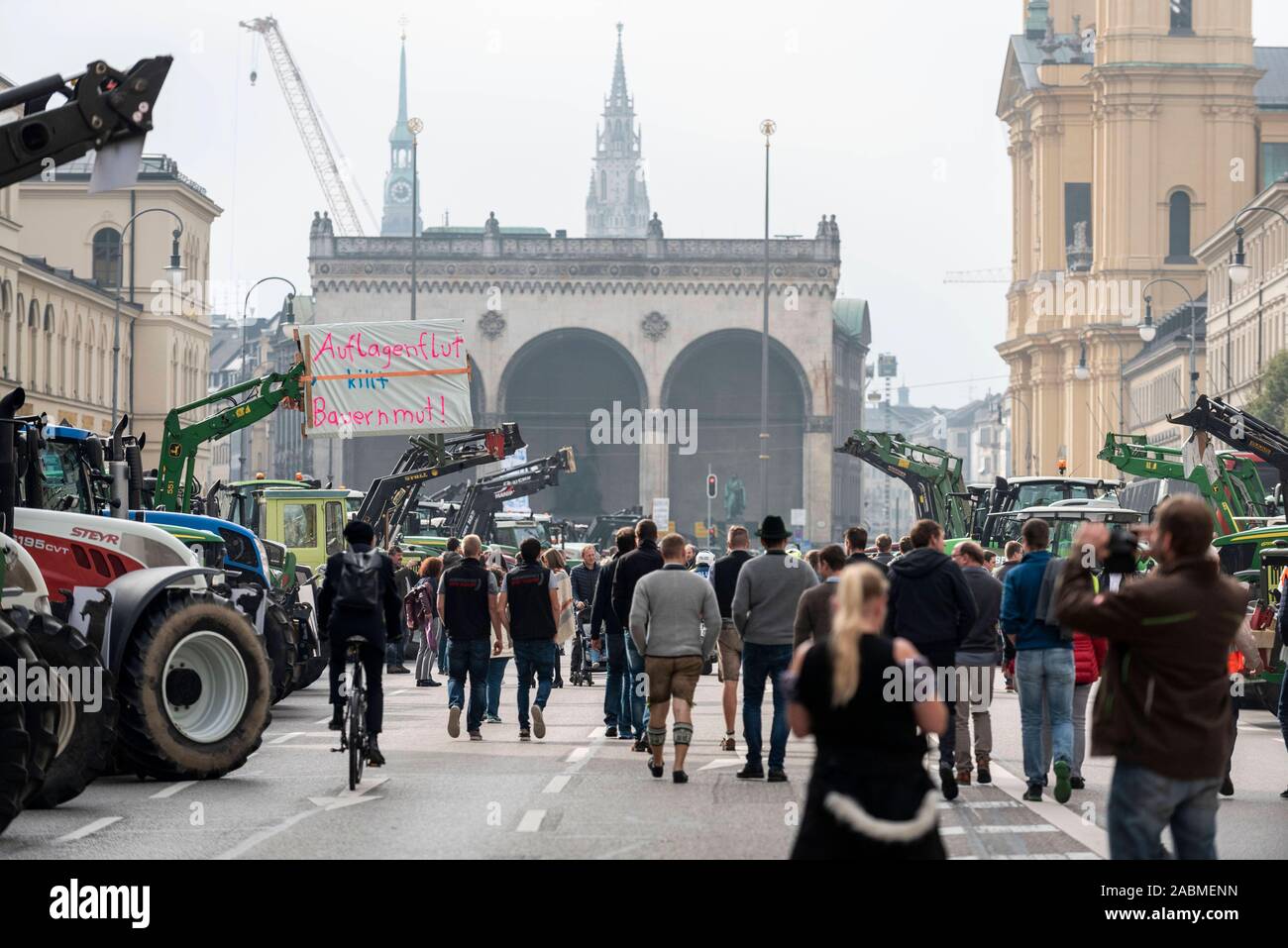About 2000 Bavarian farmers demonstrate at Munich's Odeonsplatz against the federal government's agricultural package and higher environmental requirements. In Ludwigstraße the tractors line up almost to the Siegestor. [automated translation] Stock Photo