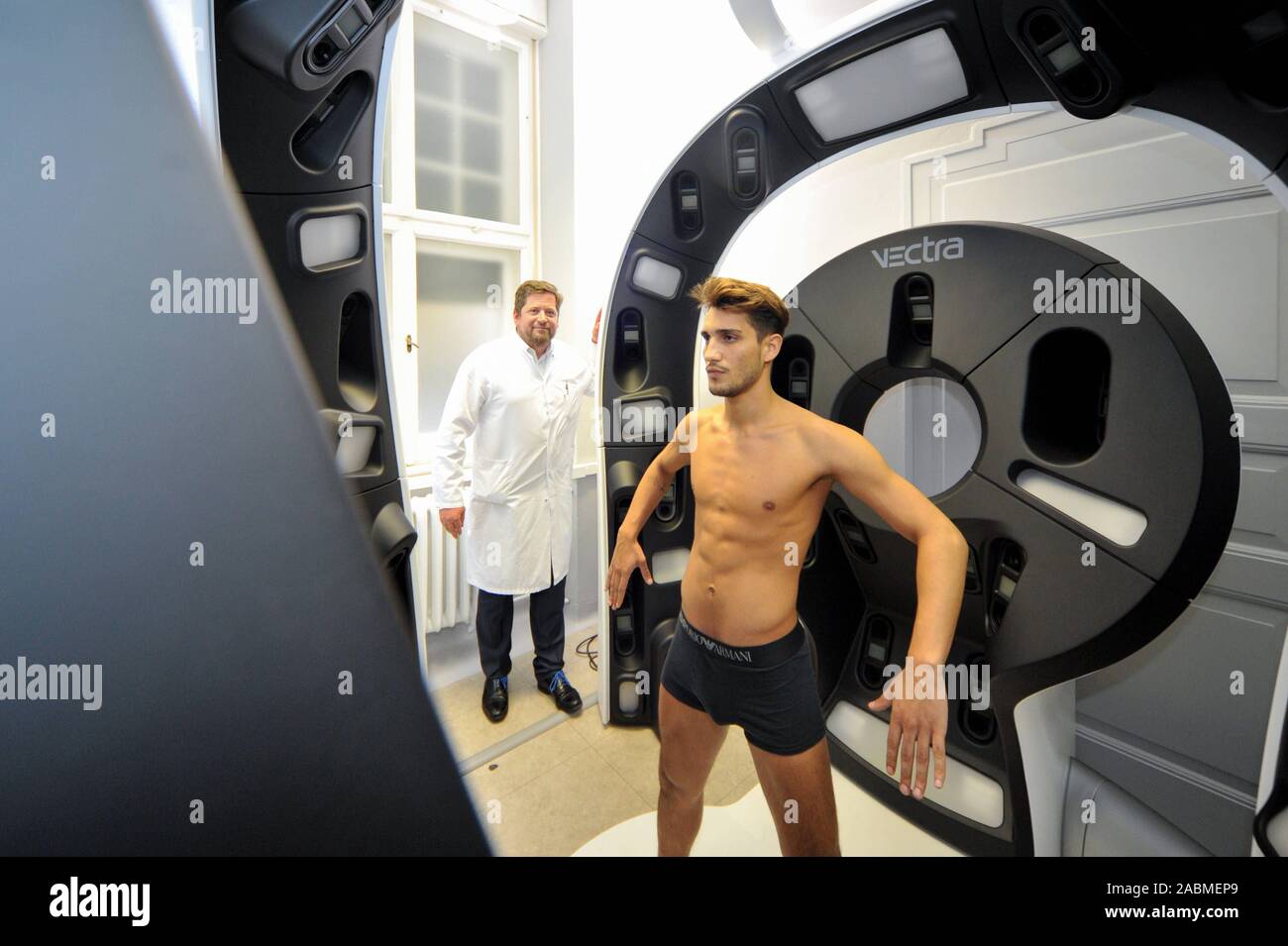 https://c8.alamy.com/comp/2ABMEP9/presentation-of-germanys-first-3d-full-body-scanner-in-the-department-of-hand-plastic-and-aesthetic-surgery-at-the-university-hospital-of-munich-in-pettenkoferstrae-the-picture-shows-prof-dr-riccardo-giunta-director-of-the-department-of-plastic-surgery-with-a-model-automated-translation-2ABMEP9.jpg