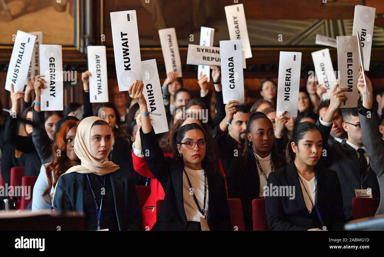Erfurt, Germany. 28th Nov, 2019. Participants in a UN simulation of ...