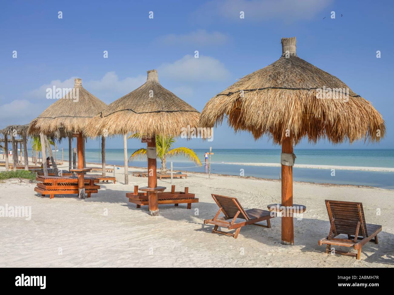 Strand, Sonnenschirme, Isla Holbox, Quintana Roo, Mexiko Stock Photo - Alamy