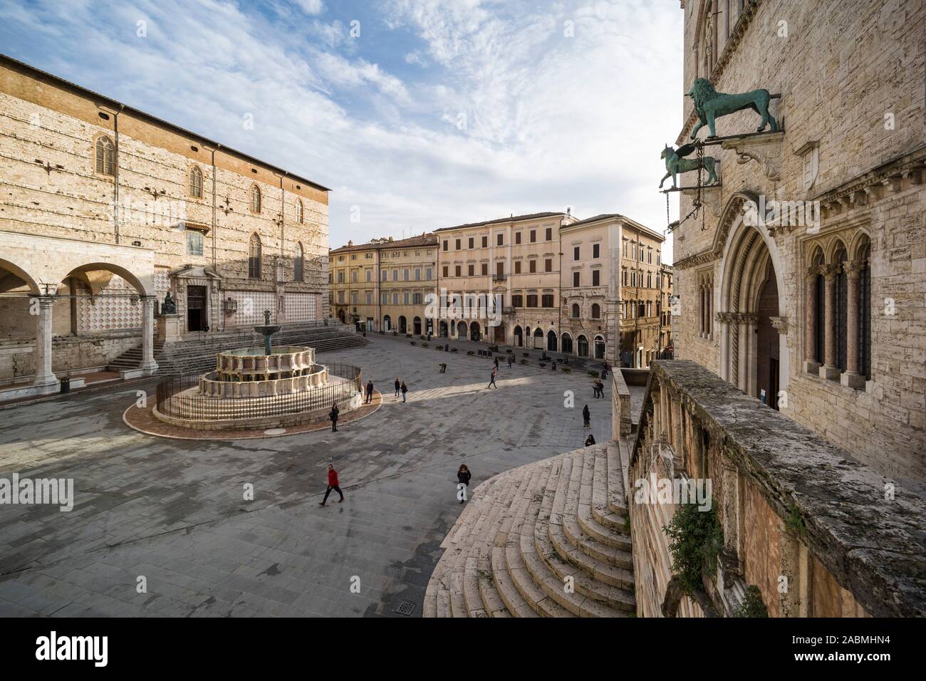 Perugia. Italy. The central Piazza IV Novembre, the Cattedrale di San Lorenzo and Fontana Maggiore to the left and Palazzo dei Priori (right). Stock Photo