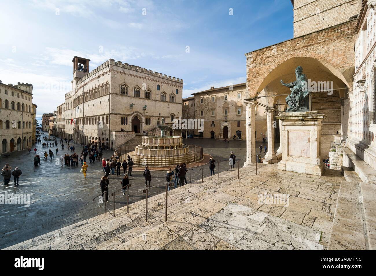 Perugia. Italy. The central Piazza IV Novembre, Corso Pietro Vannucci, Palazzo dei Priori (left), Fontana Maggiore (centre) and the Cattedrale di San Stock Photo