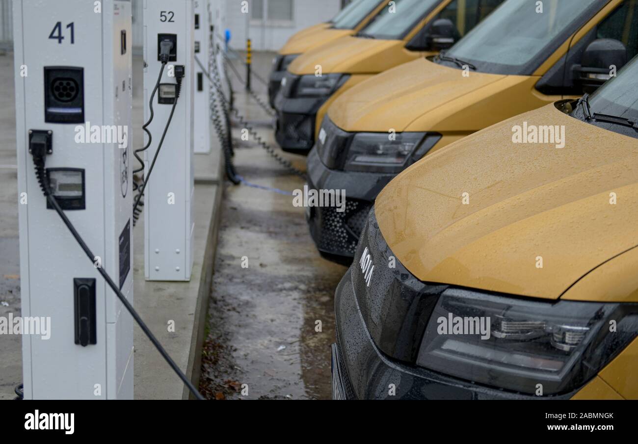 Hamburg Germany 28th Nov 19 Vehicles Of The Shuttle Service Moia Are Parked At The Charging Points In The Depot Credit Axel Heimken Dpa Alamy Live News Stock Photo Alamy