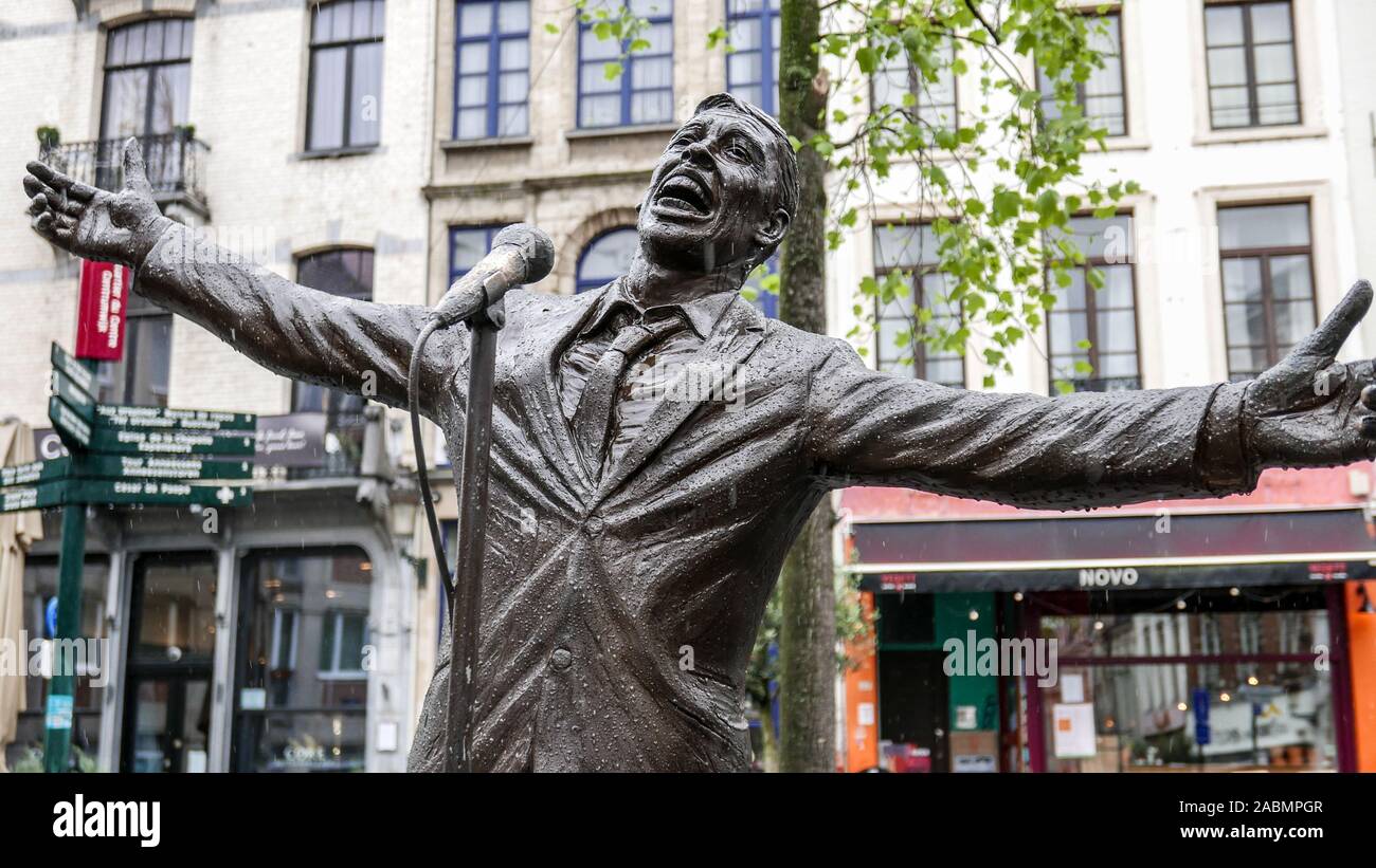 Belgium, Brussels: bronze statue of Jacques Brel, by sculptor Tom Frantzen,  in “place de la Vieille halle aux bles” square Stock Photo - Alamy