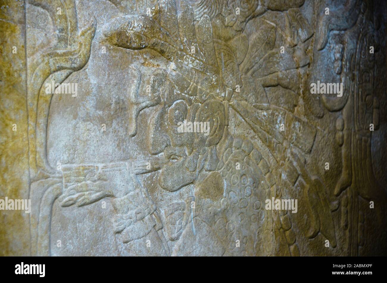 Gott der Unterwelt raucht Pfeife, Steinrelief, Kreuztempel, Templo de la Cruz, Mayaruinen, Palenque, Chiapas, Mexiko Stock Photo
