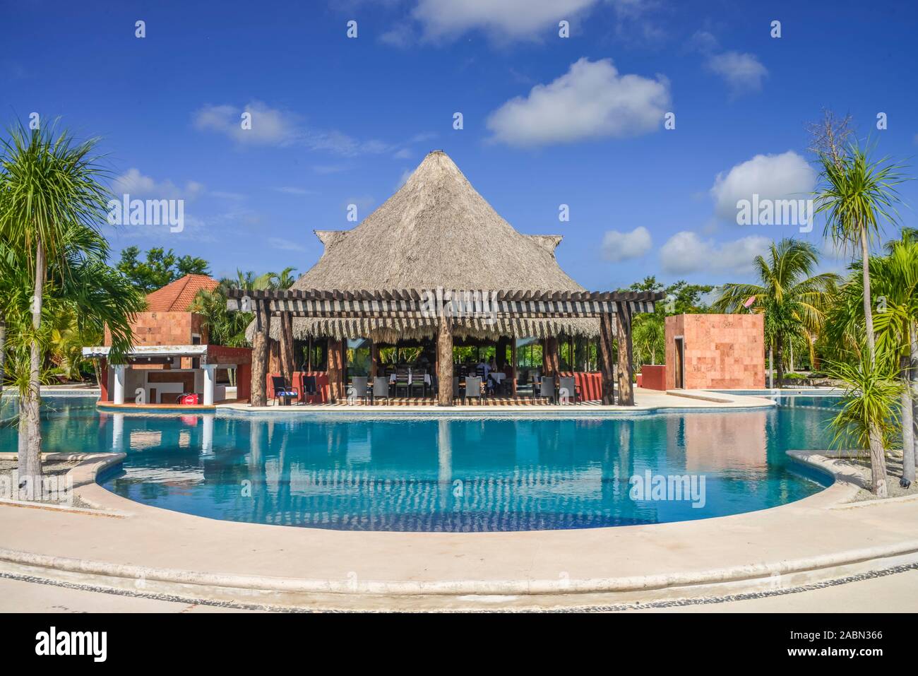 Swimmingpool, Restaurant, Hotelanlage, Hacienda Sotuta de Peon, Yucatan, Mexiko Stock Photo