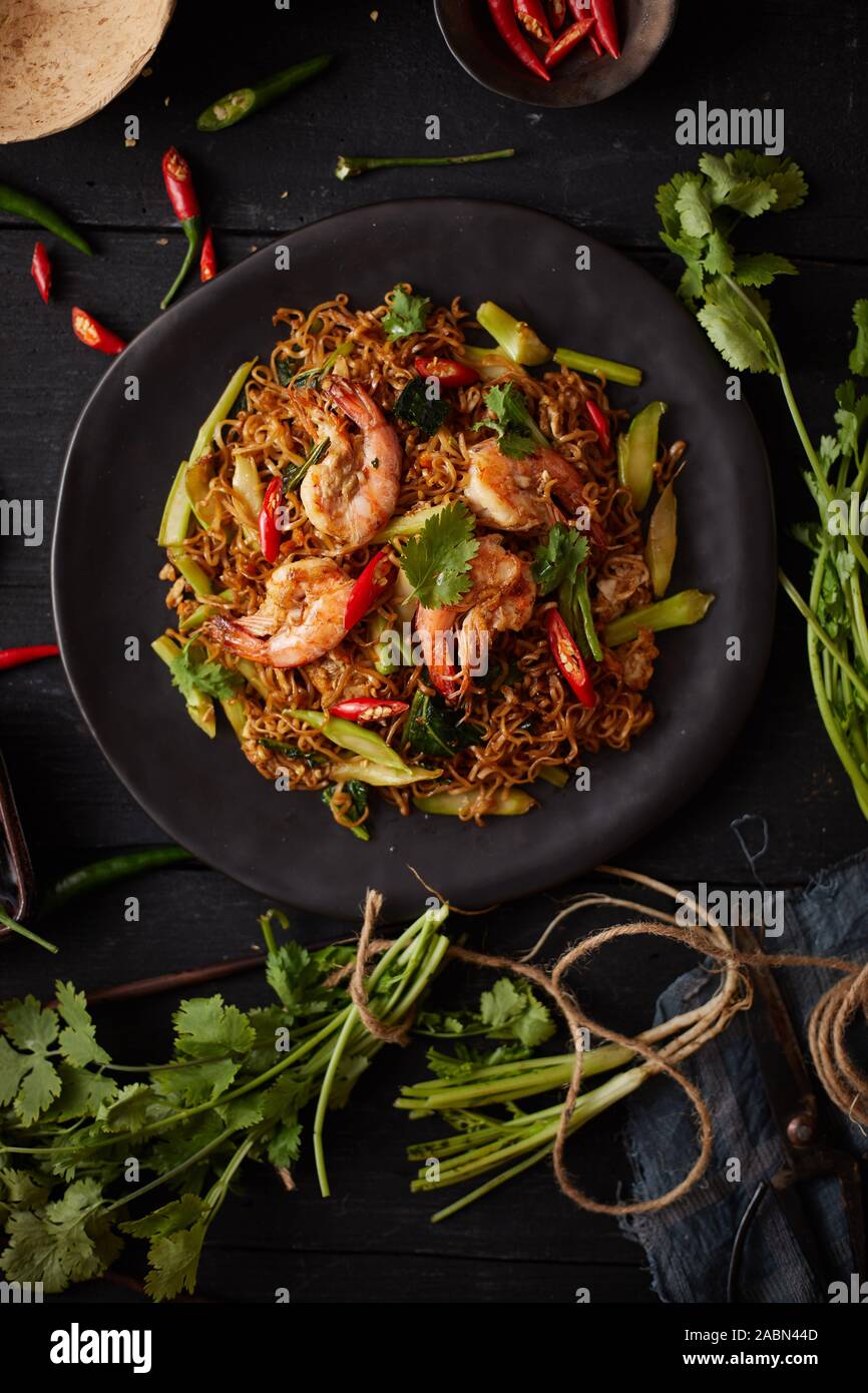 Stir fried noodles with shrimps and vegetables Stock Photo - Alamy