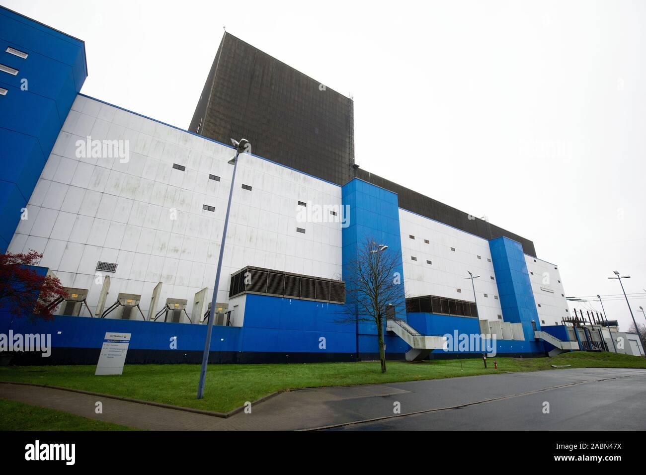 Brunsbüttel, Germany. 28 November 2019, Schleswig-Holstein, Brunsbüttel: The operating building with reactor building during a press tour at the Brunsbüttel nuclear power plant (KKB). With the dismantling of the internals in the reactor pressure vessel, the dismantling of the nuclear power plant on the Elbe, which will be shut down in 2011, has begun. Photo: Christian Charisius/dpa Credit: dpa picture alliance/Alamy Live News Stock Photo