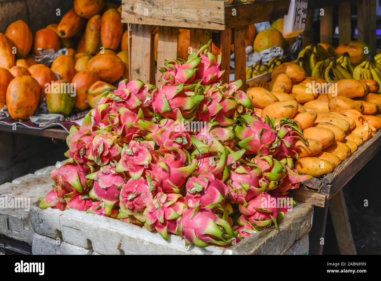 Drachenfrüchte, Mangos, Marktstand, 'Mercado Lucas de Galvez', Merida, Yucatan, Mexiko Stock Photo