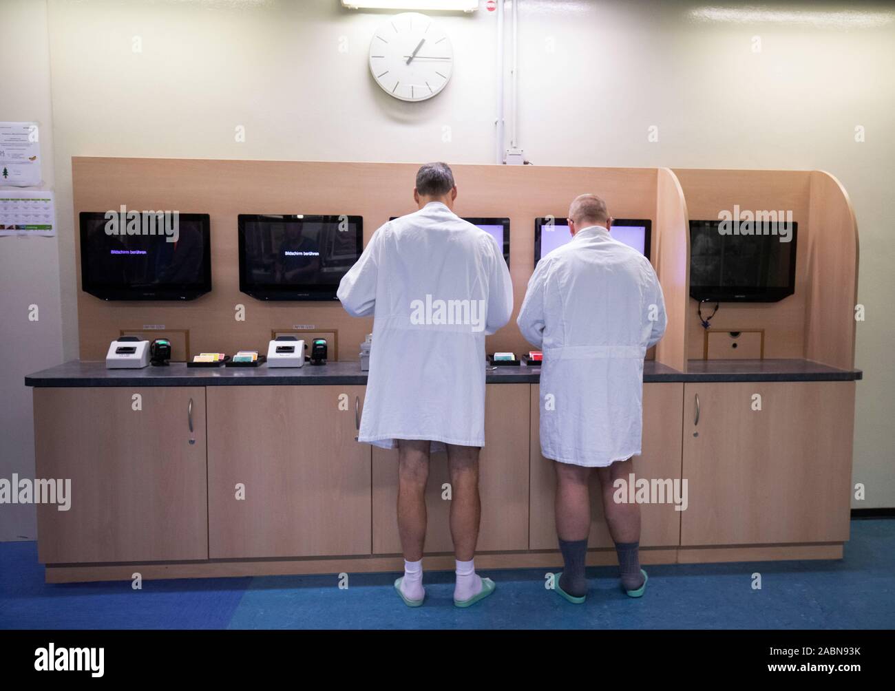 Brunsbüttel, Germany.28 November 2019, Schleswig-Holstein, Brunsbüttel: Employees of the decommissioning team stand at computer terminals for radiation protection at the beginning of their shift in the reactor building during a press tour at the Brunsbüttel nuclear power plant (KKB). With the dismantling of the internals in the reactor pressure vessel, the dismantling of the nuclear power plant on the Elbe, which will be shut down in 2011, has begun. Photo: Christian Charisius/dpa/Alamy live news Stock Photo