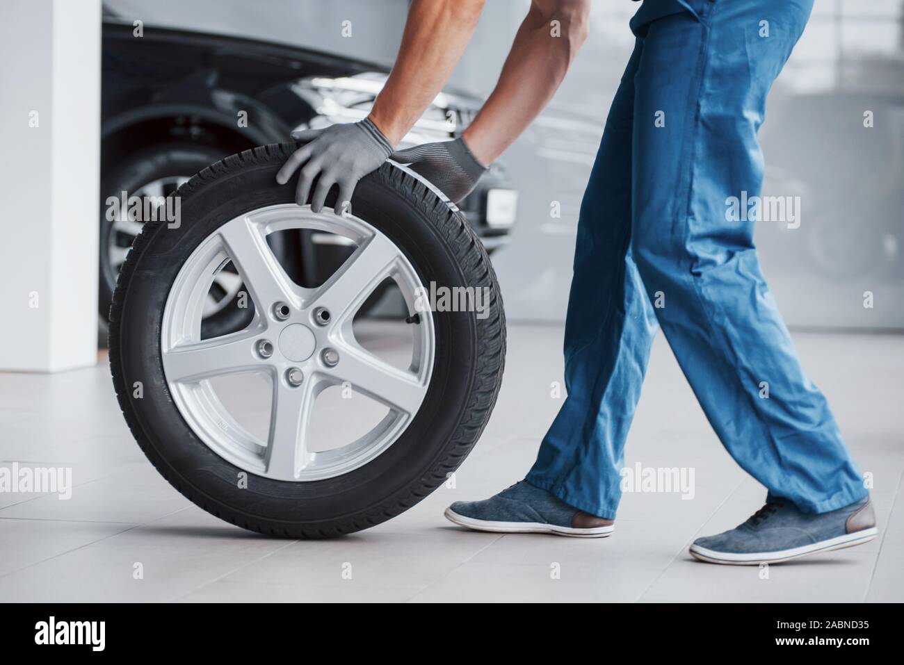 когда переобувать летнюю резину в 2024. когда переобувать летнюю резину в 2024. зимние шины летом. шиномонтаж. шиномонтаж фон.