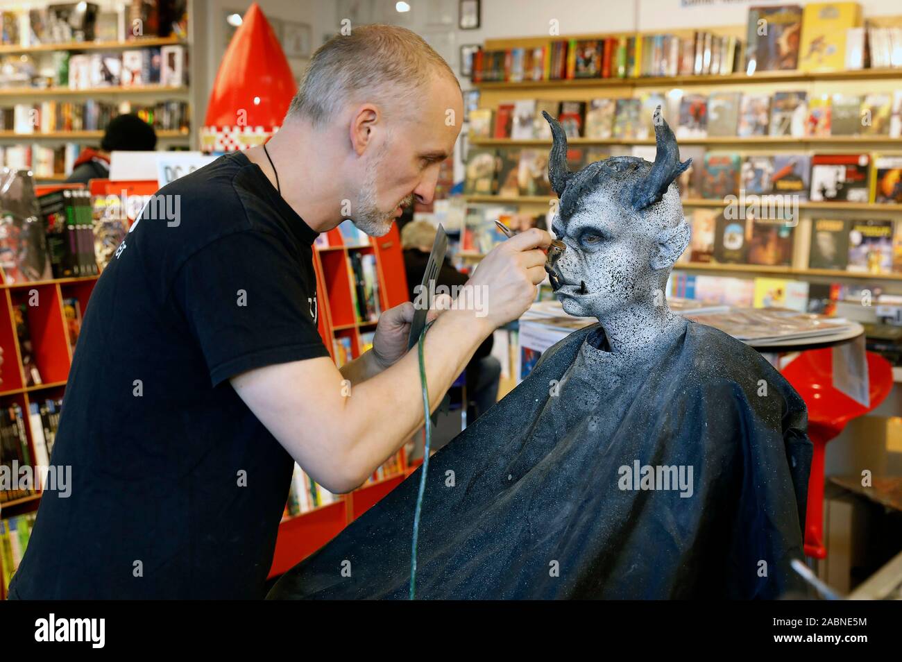 Hannover, Deutschland. 28th Nov, 2019. Enrico Lein and Marlena Wieland at the GEEK ART live painting event for the Gargoyle photoshooting at Comix bookstore in Hanover on November 28, 2019 Credit: Geisler-Fotopress GmbH/Alamy Live News Stock Photo