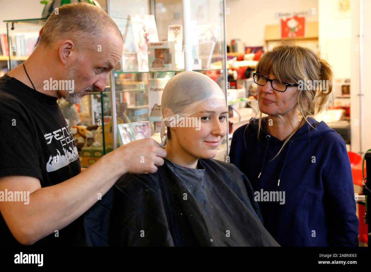 Hannover, Deutschland. 28th Nov, 2019. Enrico Lein, Marlena Wieland and Maria Skupin at the GEEK ART live painting event for the Gargoyle photoshooting at Comix bookstore in Hanover on November 28, 2019 Credit: Geisler-Fotopress GmbH/Alamy Live News Stock Photo