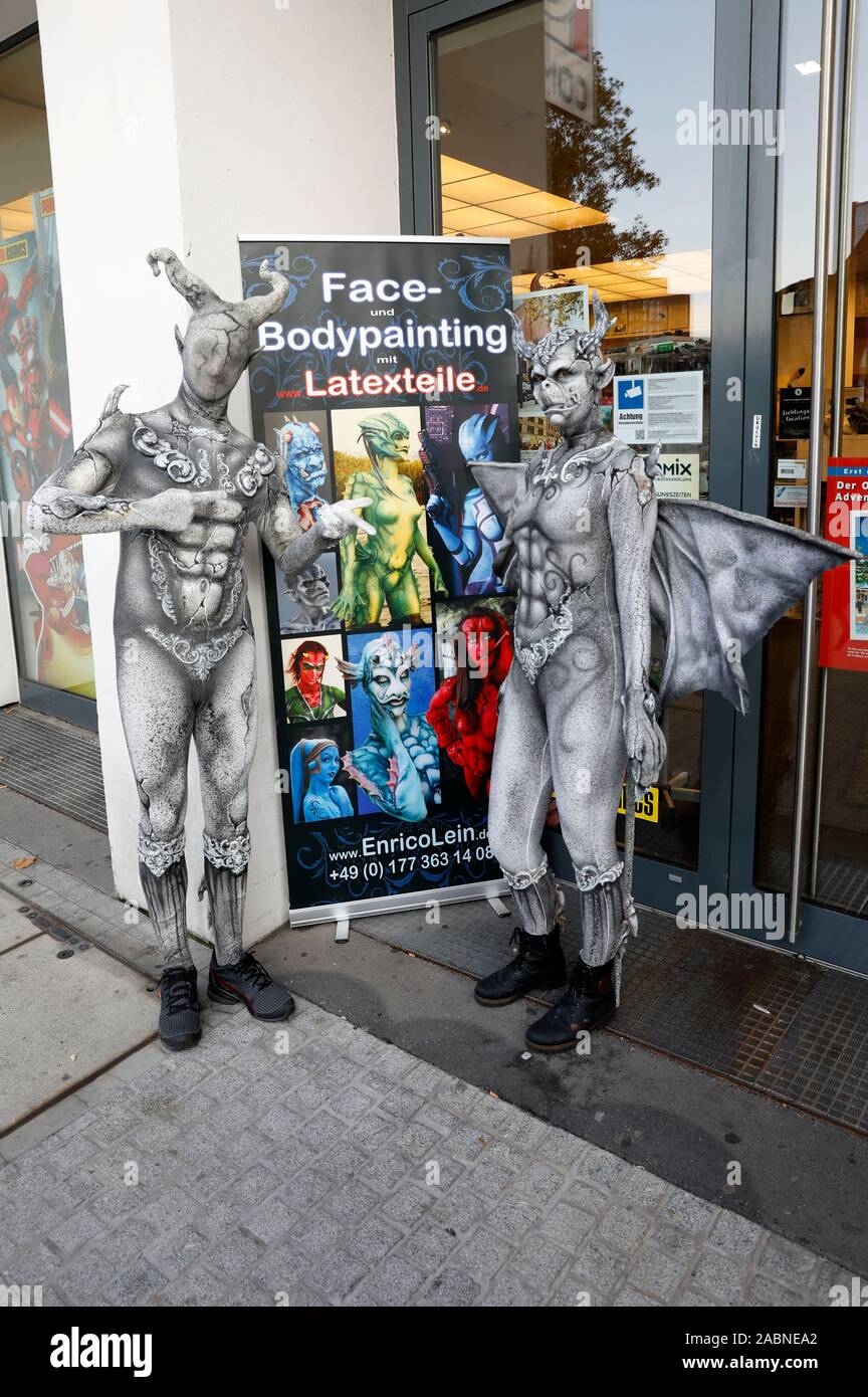 Hannover, Deutschland. 28th Nov, 2019. Enrico Lein und Marlena Wieland at the GEEK ART live painting event for the Gargoyle photoshooting at Comix bookstore in Hanover on November 28, 2019 Credit: Geisler-Fotopress GmbH/Alamy Live News Stock Photo