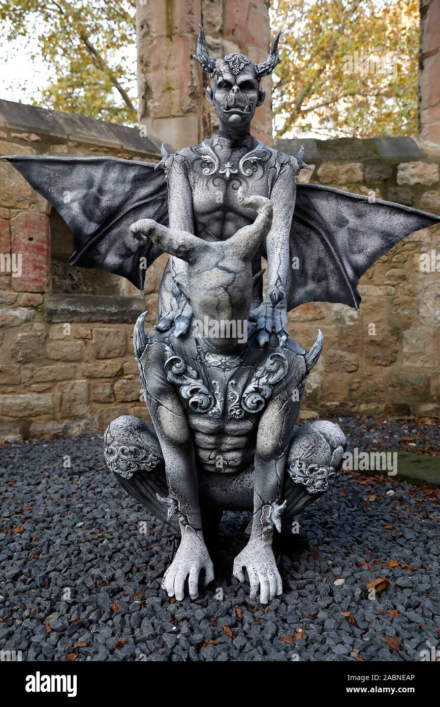 Hannover, Deutschland. 28th Nov, 2019. GEEK ART - Bodypainting and Transformaking: Gargoyle photoshooting with Enrico Lein and Marlena Wieland at the Nikolai graveyard in Hannover on November 28, 2019 - A project by the photographer Tschiponnique Skupin and the bodypainter Enrico Lein Credit: Geisler-Fotopress GmbH/Alamy Live News Stock Photo