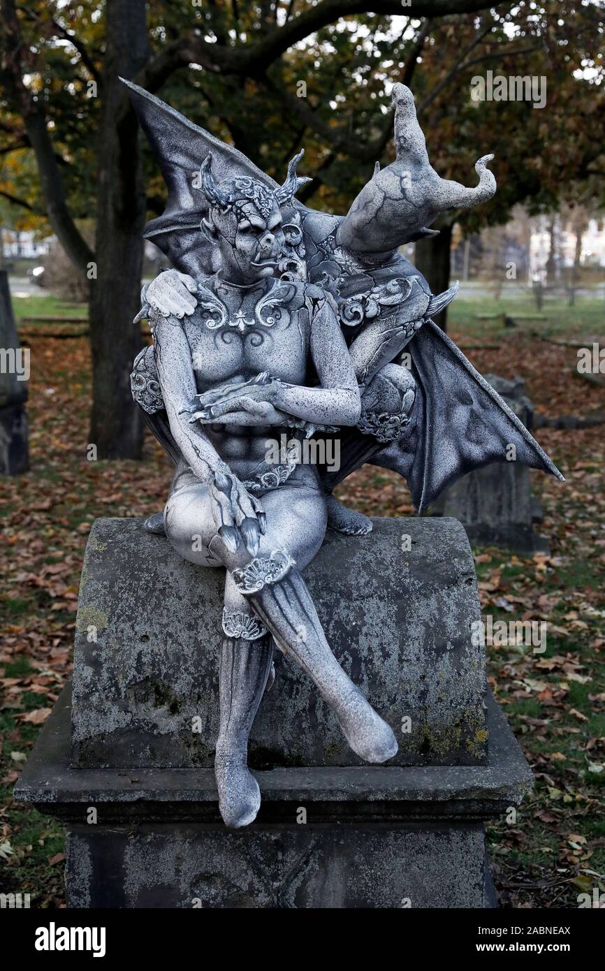 Hannover, Deutschland. 28th Nov, 2019. GEEK ART - Bodypainting and Transformaking: Gargoyle photoshooting with Enrico Lein and Marlena Wieland at the Nikolai graveyard in Hannover on November 28, 2019 - A project by the photographer Tschiponnique Skupin and the bodypainter Enrico Lein Credit: Geisler-Fotopress GmbH/Alamy Live News Stock Photo