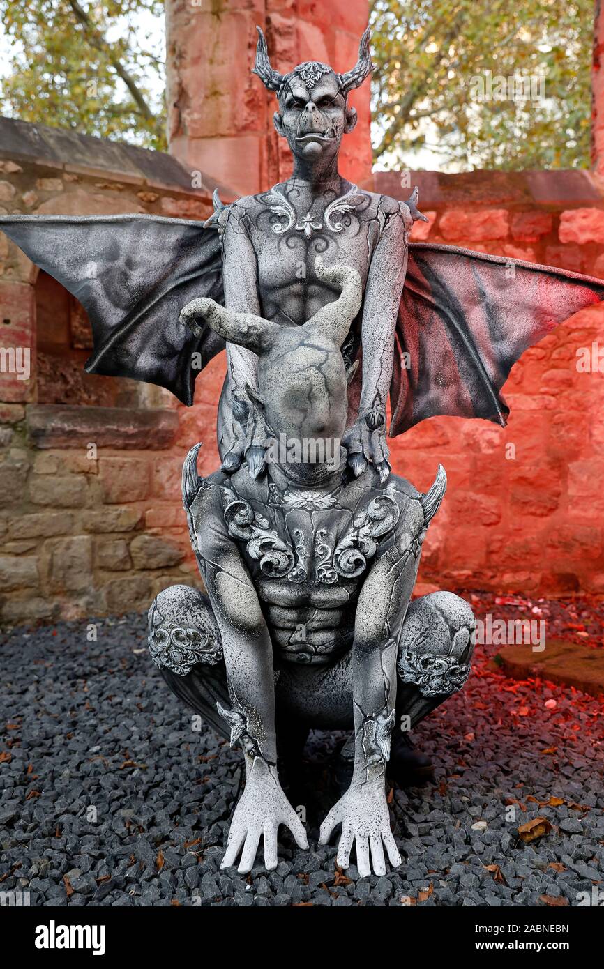 Hannover, Deutschland. 28th Nov, 2019. GEEK ART - Bodypainting and Transformaking: Gargoyle photoshooting with Enrico Lein and Marlena Wieland at the Nikolai graveyard in Hannover on November 28, 2019 - A project by the photographer Tschiponnique Skupin and the bodypainter Enrico Lein Credit: Geisler-Fotopress GmbH/Alamy Live News Stock Photo