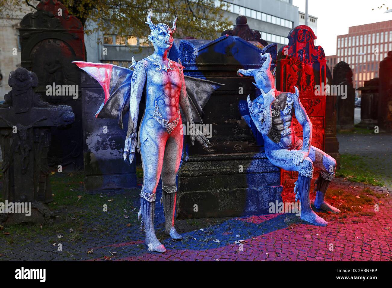 Hannover, Deutschland. 28th Nov, 2019. GEEK ART - Bodypainting and Transformaking: Gargoyle photoshooting with Enrico Lein and Marlena Wieland at the Nikolai graveyard in Hannover on November 28, 2019 - A project by the photographer Tschiponnique Skupin and the bodypainter Enrico Lein Credit: Geisler-Fotopress GmbH/Alamy Live News Stock Photo