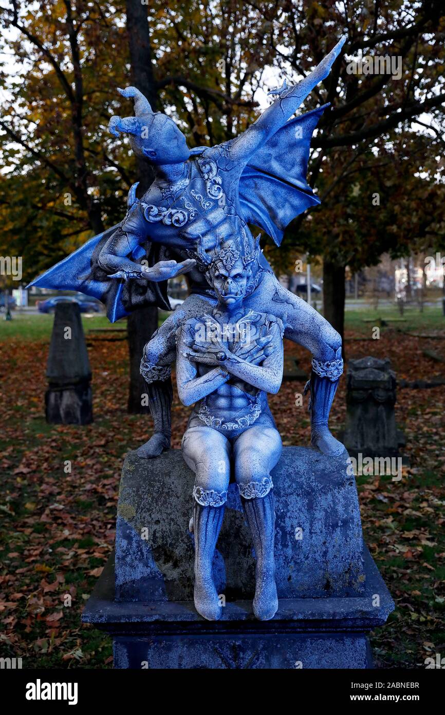 Hannover, Deutschland. 28th Nov, 2019. GEEK ART - Bodypainting and Transformaking: Gargoyle photoshooting with Enrico Lein and Marlena Wieland at the Nikolai graveyard in Hannover on November 28, 2019 - A project by the photographer Tschiponnique Skupin and the bodypainter Enrico Lein Credit: Geisler-Fotopress GmbH/Alamy Live News Stock Photo