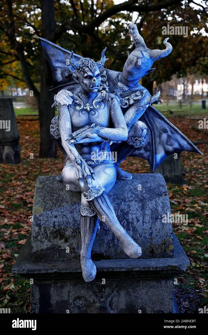 Hannover, Deutschland. 28th Nov, 2019. GEEK ART - Bodypainting and Transformaking: Gargoyle photoshooting with Enrico Lein and Marlena Wieland at the Nikolai graveyard in Hannover on November 28, 2019 - A project by the photographer Tschiponnique Skupin and the bodypainter Enrico Lein Credit: Geisler-Fotopress GmbH/Alamy Live News Stock Photo