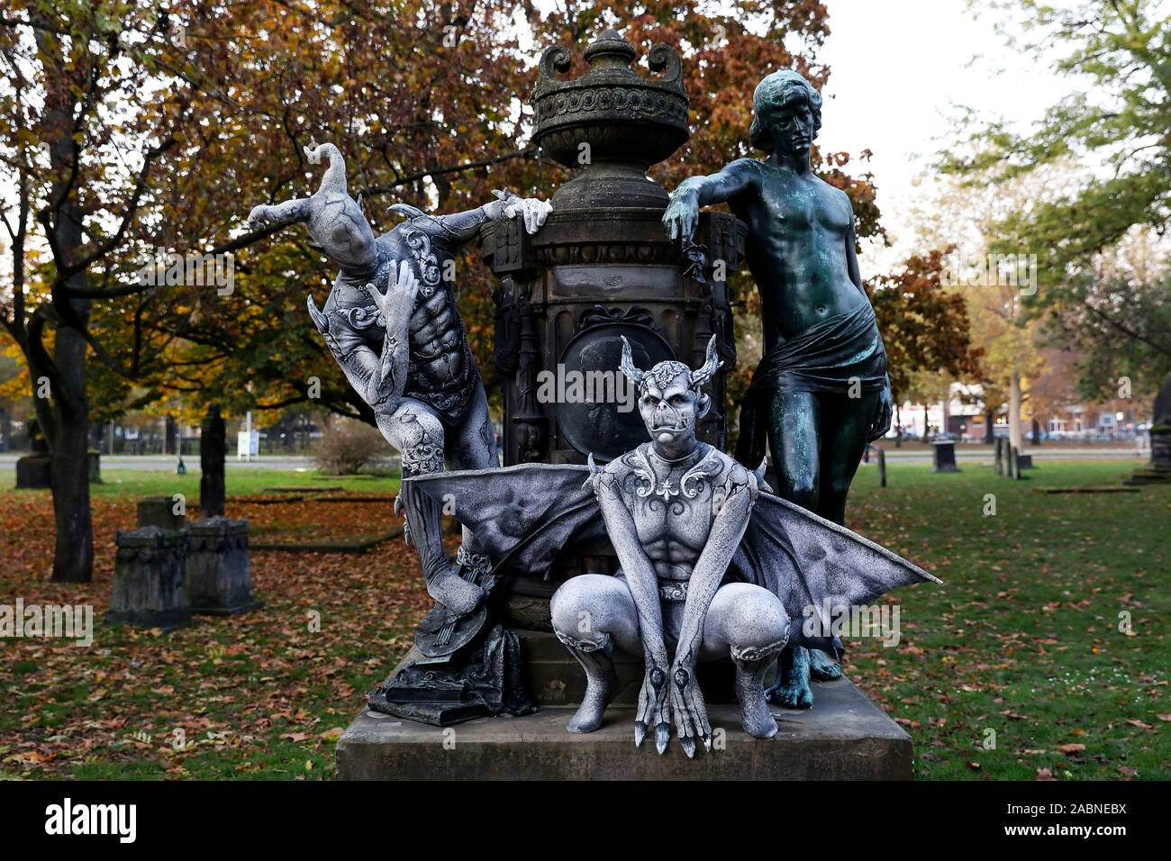 Hannover, Deutschland. 28th Nov, 2019. GEEK ART - Bodypainting and Transformaking: Gargoyle photoshooting with Enrico Lein and Marlena Wieland at the Nikolai graveyard in Hannover on November 28, 2019 - A project by the photographer Tschiponnique Skupin and the bodypainter Enrico Lein Credit: Geisler-Fotopress GmbH/Alamy Live News Stock Photo