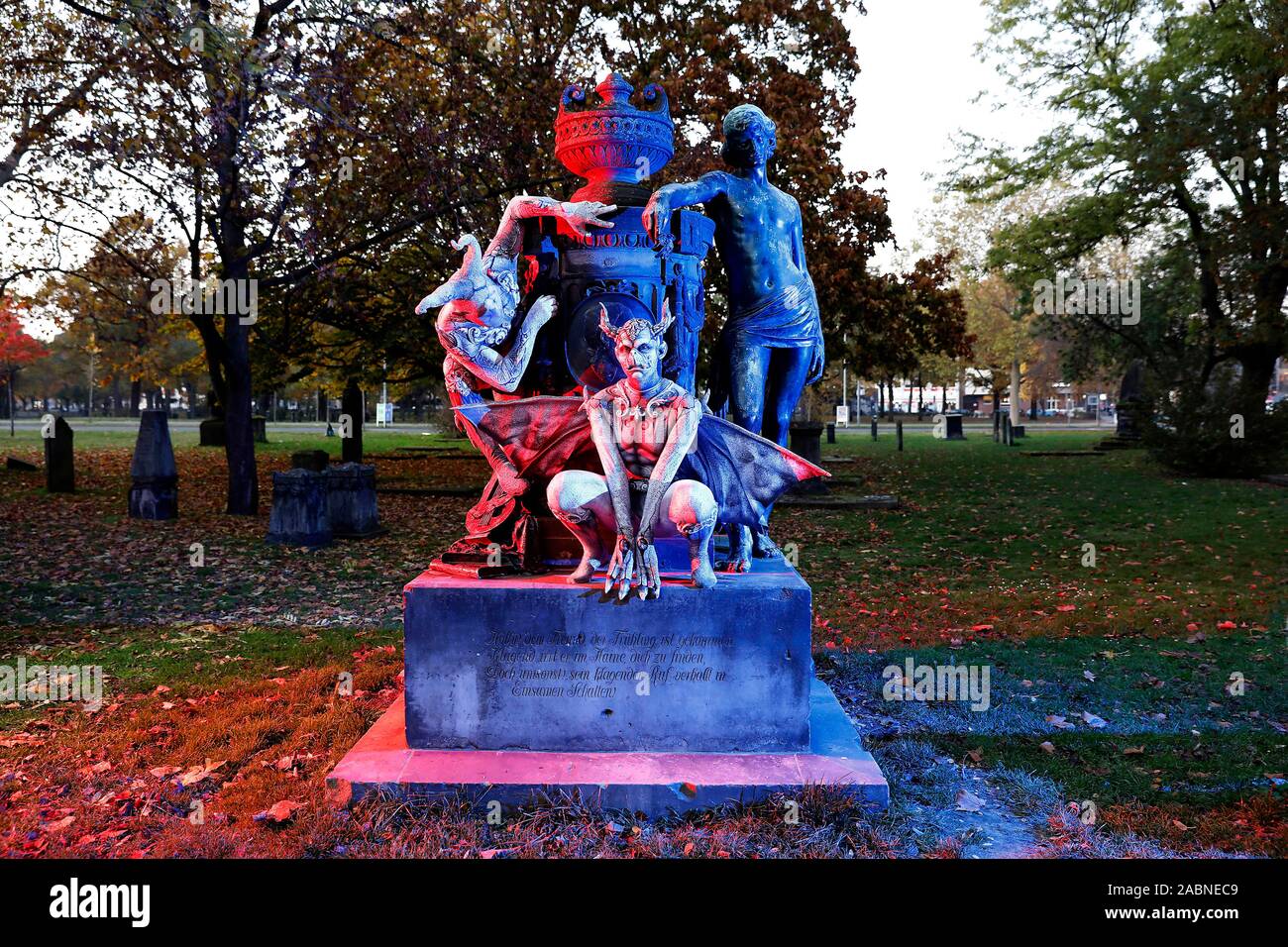 Hannover, Deutschland. 28th Nov, 2019. GEEK ART - Bodypainting and Transformaking: Gargoyle photoshooting with Enrico Lein and Marlena Wieland at the Nikolai graveyard in Hannover on November 28, 2019 - A project by the photographer Tschiponnique Skupin and the bodypainter Enrico Lein Credit: Geisler-Fotopress GmbH/Alamy Live News Stock Photo