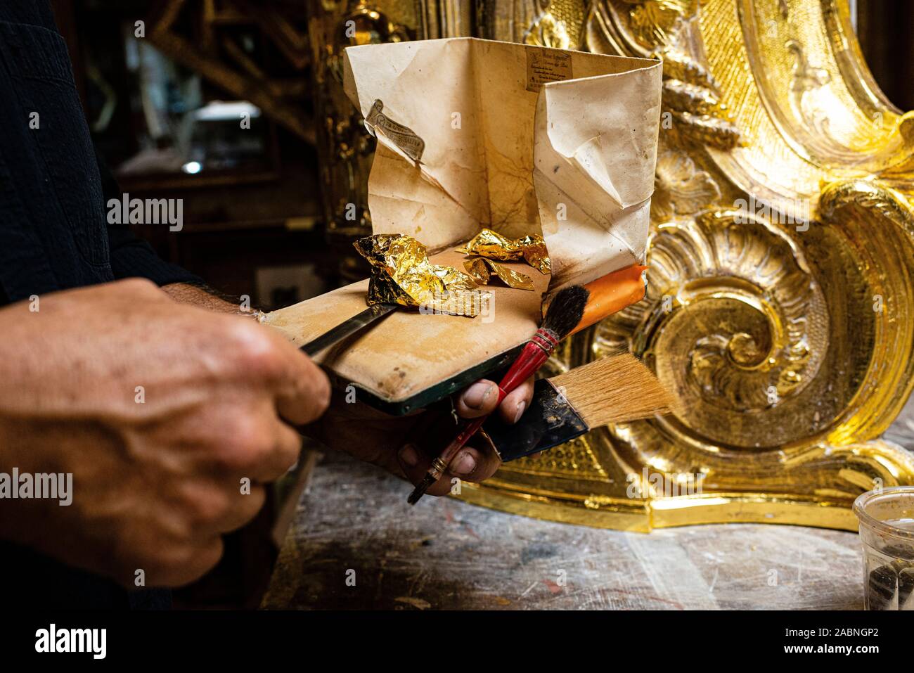 Geraudot (north-eastern France): in the Uwe Schaefer workshop, gilder working with gold leaf. Uwe Schaefer is specialized in the restoration, conserva Stock Photo