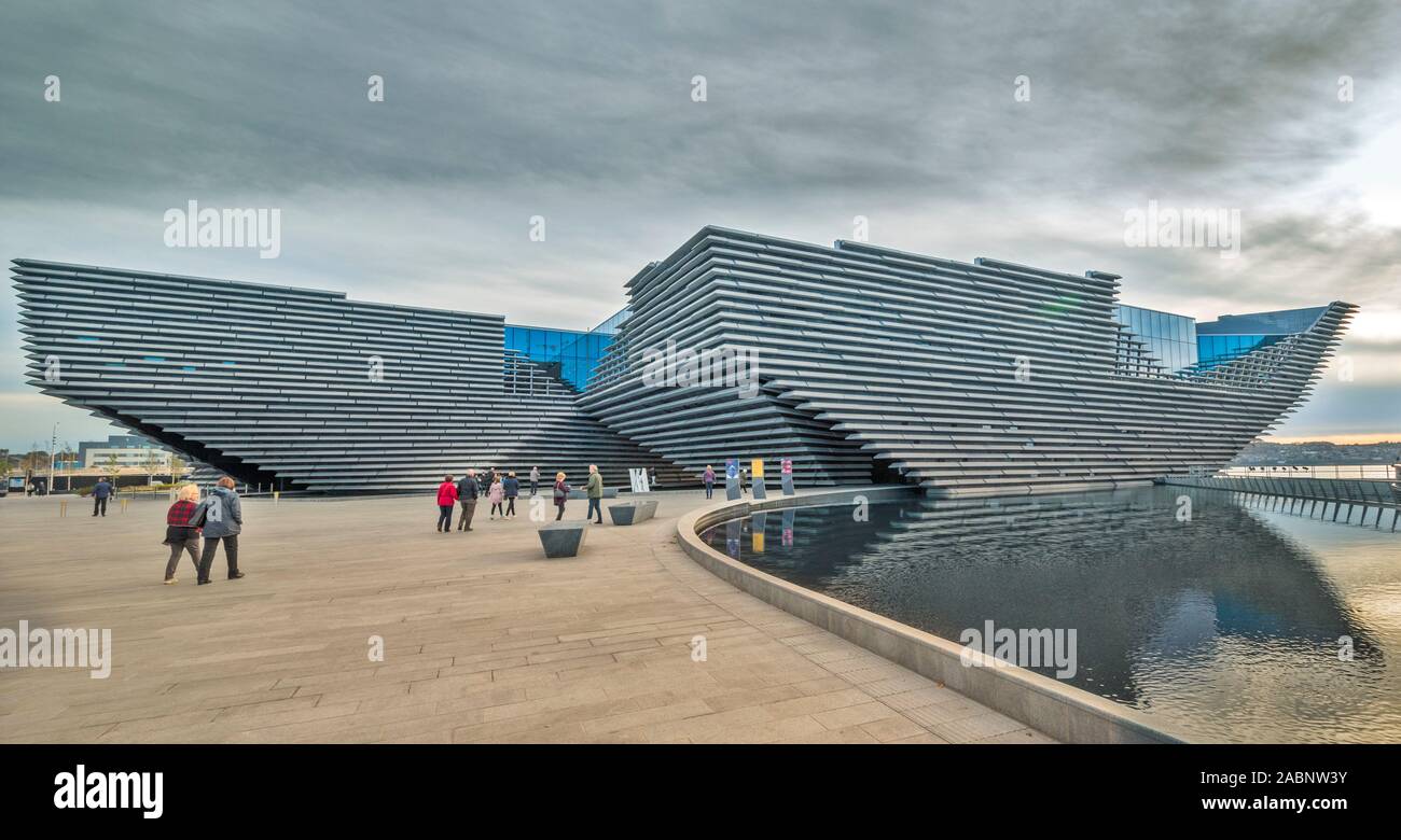 V & A DESIGN MUSEUM DUNDEE SCOTLAND EARLY MORNING WITH VISITORS Stock Photo