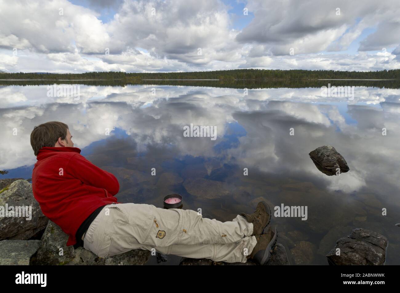 Mann an einem See im Naturreservat Rogen, Haerjedalen, Schweden, August 2011 Stock Photo