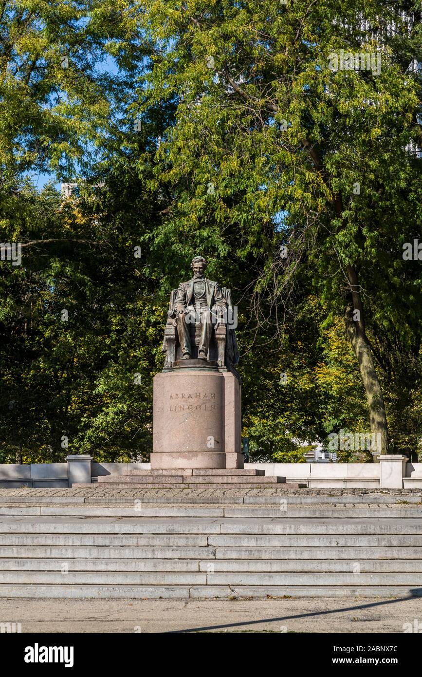 Seated Lincoln, bronze statue of Abraham Lincoln in Grant Park by