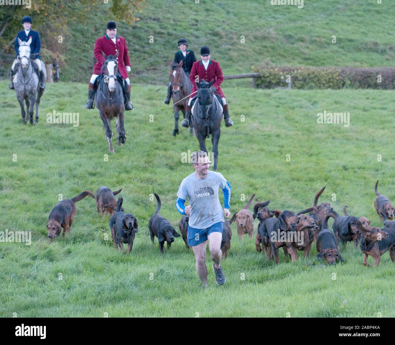 https://c8.alamy.com/comp/2ABP4KA/a-clean-boot-hunt-in-derbyshire-where-horses-and-hounds-pursue-the-scent-of-a-human-quarry-clean-boot-hunting-is-a-term-that-has-been-used-in-britain-to-refer-to-the-use-of-packs-of-bloodhounds-to-follow-a-natural-human-scent-trail-the-quarry-runs-ahead-followed-by-an-organised-hunt-with-a-pack-of-bloodhounds-trailing-the-scent-of-the-runner-2ABP4KA.jpg