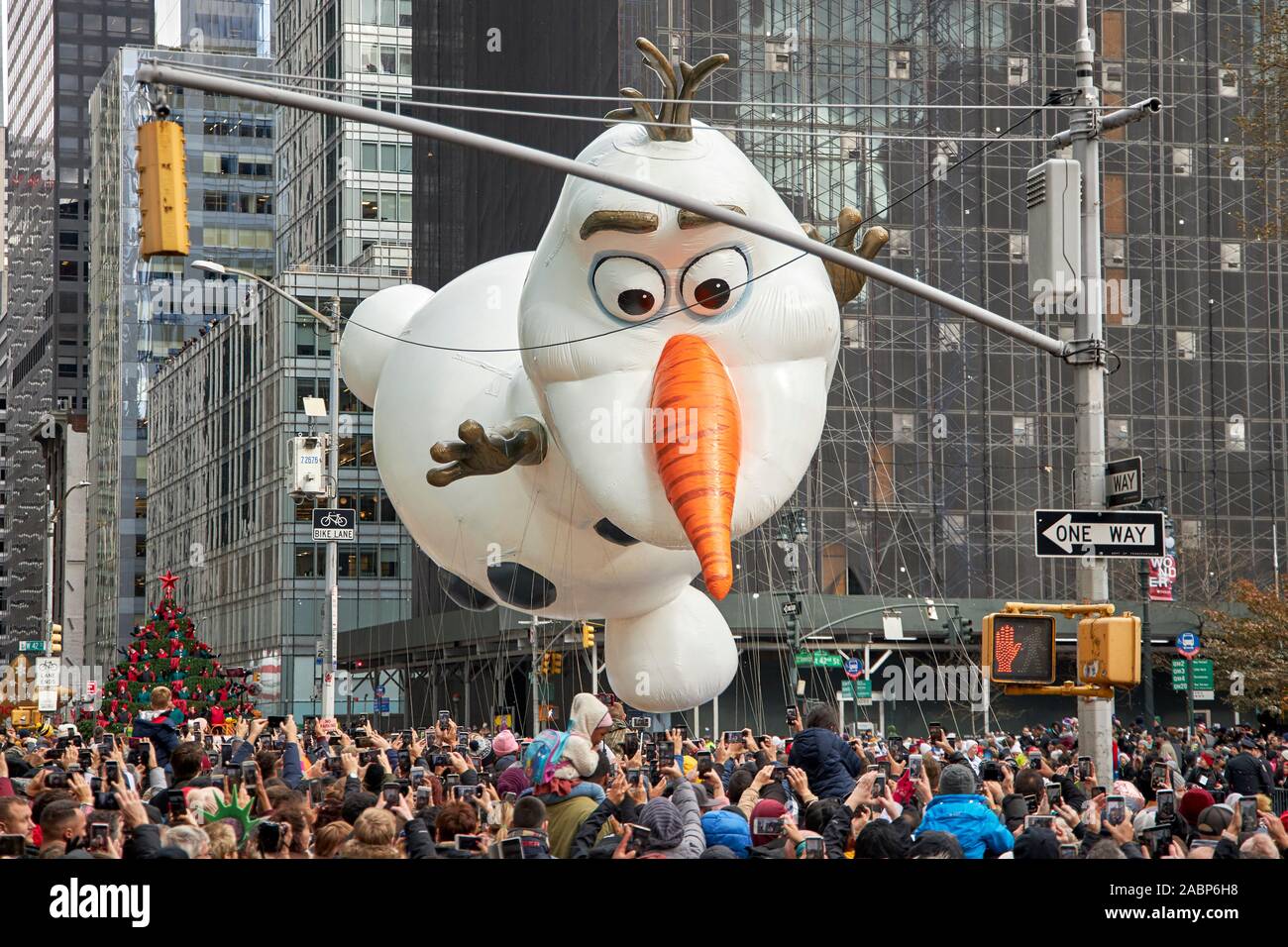 New york macy's parade disney hi-res stock photography and images - Alamy
