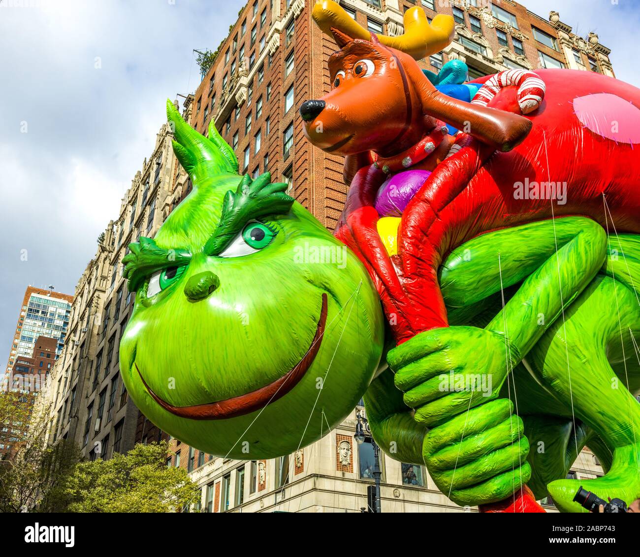 New York, USA. 28th Nov, 2019. Dr. Seuss' The Grinch 'Illumination' balloon makes its way through Central Park West during the Macy's Thanksgiving Parade in New York City. Credit: Enrique Shore/Alamy Live News Stock Photo